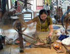 silk bobbin winder in San Kamphaeng.JPG (135 KB)